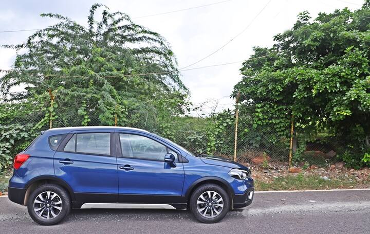 शहर की ट्रैफिक भरी सड़कों पर चलाने के लिए S-Cross काफी स्मूथ है. इस कार में अब ऑटोमैटिक ऑप्शन दिया गया है जो मैनुअल के साथ-साथ 4 स्पीड वाला है. हमनें 4 स्पीड ऑटो चलाया है ये कम स्पीड में और शहर के रेंगते हुए ट्रैफिक में ये काफी कारगर है. पेट्रोल इंजन होने की वजह से इसकी ड्राइविंग एक्सपीरियंस बहुत शानदार है. इसमें कोई शक नहीं कि नया एस-क्रॉस बहुत अधिक आराम और ड्राइव करने में आसान है, जिसकी आप सराहना करेंगे.
