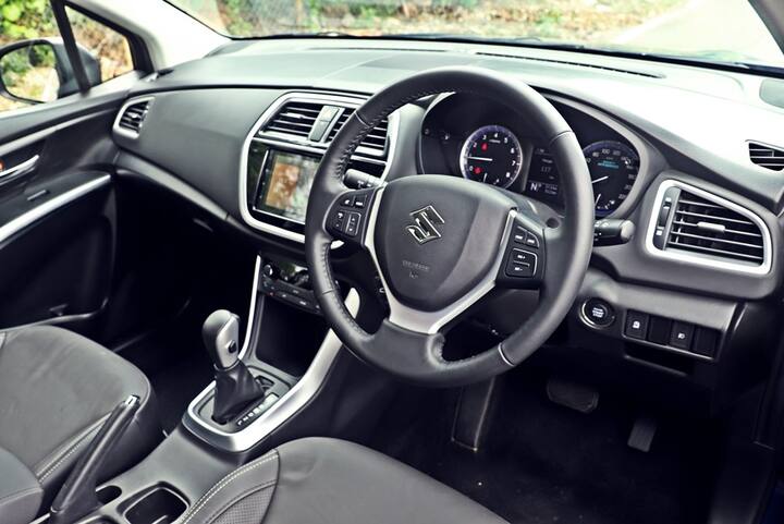 1.5l पेट्रोल मारुति रेंज में 1.2l के रूप में ज्यादा नहीं घूमता है, लेकिन एक क्रॉसओवर के लिए यह स्मूथ और ईजी है. इस तथ्य में जोड़ें कि स्टीयरिंग काफी हल्का है जो थोड़ा सेडान जैसी ड्राइविंग स्थिति के साथ-साथ हमारी सड़कों और ट्रैफ़िक पर एस-क्रॉस को आसान बनाता है. हालांकि जब आप अधिक चाहते हैं और इस कार को आगे बढ़ाते हैं तो 4-स्पीड ऑटोमैटिक थोड़ा धीमा महसूस होता है और मैनुअल कंट्रोल के दौरान हमें कुछ राइवल्स में दिए गए पैडल शिफ्टर्स पसंद आएंगे. 