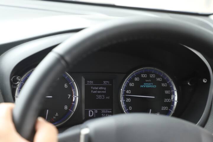 मारुति की किसी भी कार के लिए फ्यूल इफीशियंसी महत्वपूर्ण है. एस-क्रॉस की बात करें हल्के हाइब्रिड सिस्टम के लिए शुक्रिया करना चाहिए. इफिशियंसी इस कीमत पर अन्य पेट्रोल एसयूवी से अधिक है. लगभग 19 kmpl में वास्तव में यह कुछ हैचबैक से बेहतर है. डिजाइन के लिहाज में एस-क्रॉस एक ही रहता है क्योंकि कार को केवल एक या दो साल बाद ही एक नया रूप मिला, जो बदल गया है वह बहुत अधिक सहज स्मार्टप्ले स्टूडियो इन्फोटेनमेंट सिस्टम है. डिवाइस लिस्ट में वे सभी मिलते हैं जो आप चाहते हैं जैसे क्रूज़ कंट्रोल, 16 इंच के एलॉय, ऑटो हेडलैंप, अच्छी दिखने वाली लेदर की सीटें और बहुत कुछ.