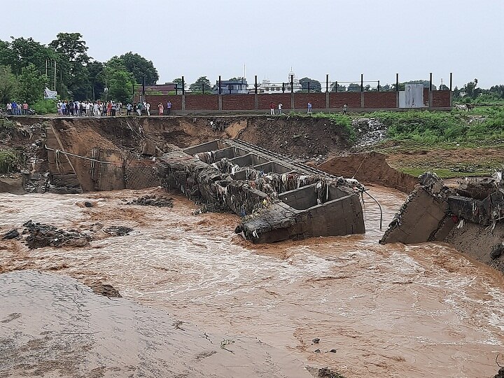 Heavy rain causes trouble in jammu kashmir 15 year old bridge swept away in huge flow ANN जम्मू में भारी बारिश से हुआ बड़ा नुकसान, बॉर्डर से सटे इलाकों को जोड़ने वाला पुल पानी के बहाव में ढ़हा