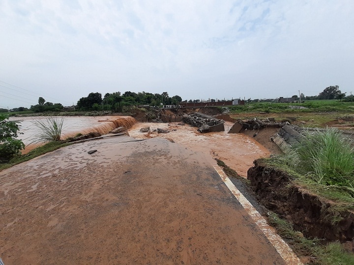 जम्मू में भारी बारिश से हुआ बड़ा नुकसान, बॉर्डर से सटे इलाकों को जोड़ने वाला पुल पानी के बहाव में ढ़हा