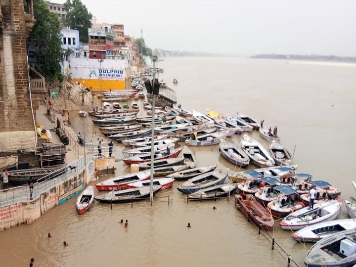 boat operations stopped in ganga river Varanasi uttar pradesh ann वाराणसी में उफान पर गंगा, नौका संचालन बन्द, नाविकों और पुरोहितों की बढ़ी परेशानी