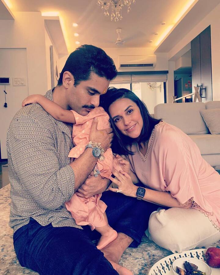 अब उनकी एक बेटी मेहर भी है. नेहा सोशल मीडिया पर अपनी बेटी के साथ तस्वीरें शेयर करती हैं, लेकिन उन्होंनेसोशल मीडिया पर कभी भी अपनी बेटी की तस्वीर नहीं दिखाई.