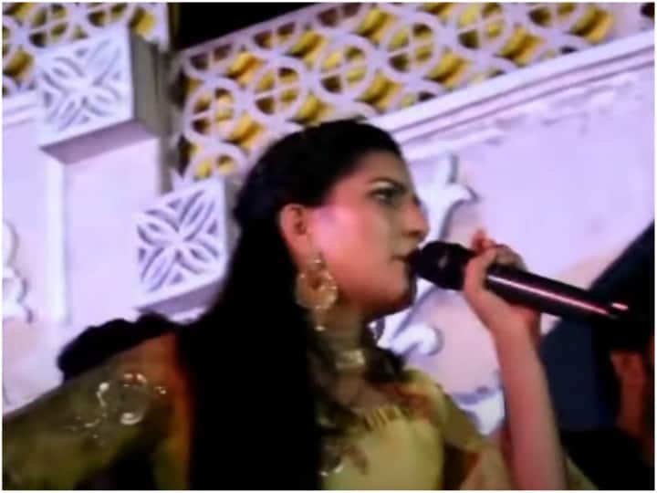Haryanvi dancer Sapna Chaudhary became very angry during her stage dance performance, watch video स्टेज शो के दौरान सपना चौधरी पर पड़े पत्थर तो भड़क उठीं हरियाणा की देसी क्वीन, देखें वीडियो