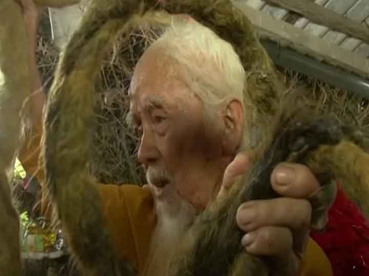 This person from Vietnam has not cut his hair for 80 years, is 5 meters long एक अजीब डर की वजह से 80 साल से नहीं काटे इस शख्स ने अपने बाल, 5 मीटर तक हो चुके हैं लंबे