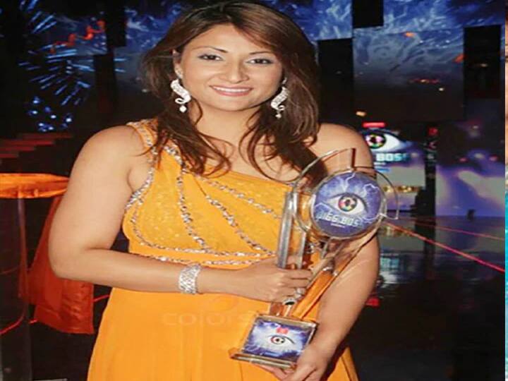 Urvashi Dholakia - एकता कपूर के मशहूर सीरियल 'कसौटी जिंदगी की' की कोमोलिका यानी उर्वशी ढोलकिया ने 'बिग बॉस 6' का खिताब जीता था. इस शो के बाद उर्वशी कई टीवी शोज में नज़र आ चुकी हैं.