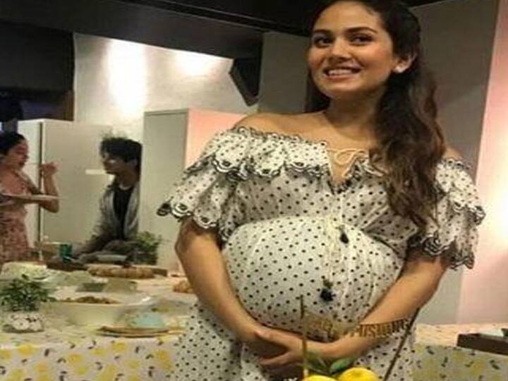मीरा राजपूत भले ही बॉलीवुड एक्ट्रेस ना हों, लेकिन उनसे किसी भी मायने में कम भी नहीं हैं. शाहिद कपूर से शादी के बाद से वो लगातार सुर्खियों में बनी रहती हैं और ये सिलसिला और ज़्यादा बढ़ गया जब इन्होंने अपनी प्रेगनेंसी की खबर शेयर की. मीरा ने अपनी प्रेगनेंसी के दौरान बी-टाउन पार्टीज़ और इवेंट्स में बढ़-चढ़ कर हिस्सा लिया और इनके चेहरे पर प्रेगनेंसी ग्लो साफतौर पर नज़र आ रहा था. 