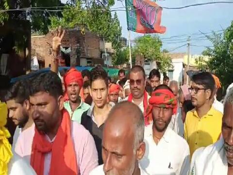 बीजेपी MLA ने जनसंपर्क अभियान के दौरान सोशल डिस्टेंसिंग की उड़ाई धज्जियां, नहीं दिखा चेहरे पर मास्क