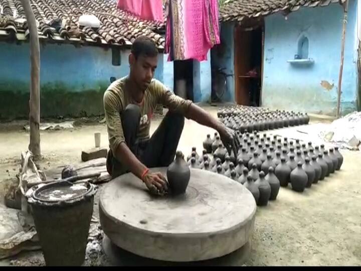 पीलीभीत में चीन की क्ले आर्ट का बहिष्कार, कुम्हारों के हाथों से बने मिट्टी के बर्तन से सजेगी आज की आधुनिक रसोई Boycott of Chinese clay art in Pilibhit, today's modern kitchen will be adorned with pottery made by potters hands ANN पीलीभीत में चीन की क्ले आर्ट का बहिष्कार, कुम्हारों के हाथों से बने मिट्टी के बर्तन से सजेगी आज की आधुनिक रसोई