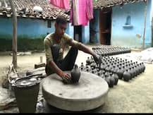 पीलीभीत में चीन की क्ले आर्ट का बहिष्कार, कुम्हारों के हाथों से बने मिट्टी के बर्तन से सजेगी आज की आधुनिक रसोई