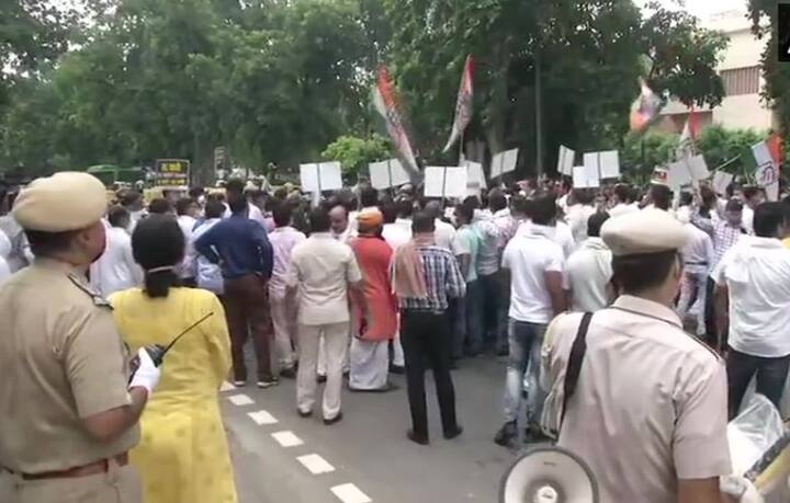 केंद्र सरकार के सितंबर में जेईई मेंस और नीट एग्जाम लेने के फैसले के खिलाफ आज कांग्रेस ने देशव्यापी प्रदर्शन किया. दिल्ली में शास्त्री भवन के बाहर कांग्रेस ने प्रदर्शन किया और केंद्र सरकार के सितंबर में नीट और जेईई एग्जाम लेने के खिलाफ आवाज़ उठाई.