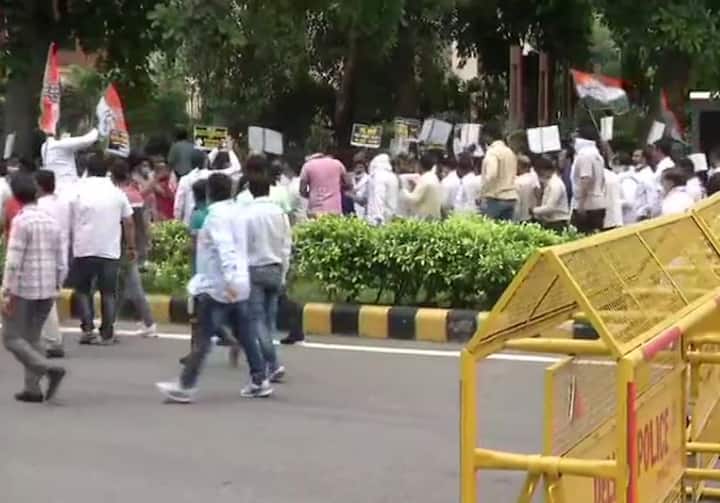 दिल्ली में इस दौरान पुलिस भी भारी संख्या में मौजूद रही जिससे कि स्थिति बिगड़ने न पाए.
