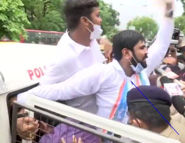 अहमदाबाद में नेशनल स्टूडेंट्स यूनियन ऑफ इंडिया ने केंद्र सरकार के नीट और जेईई मेंस एग्जाम को सितंबर में कराने के खिलाफ विरोध प्रदर्शन किया और पुलिस ने इस प्रदर्शन के बाद प्रदर्शनकारियों को गिरफ्तार कर लिया.