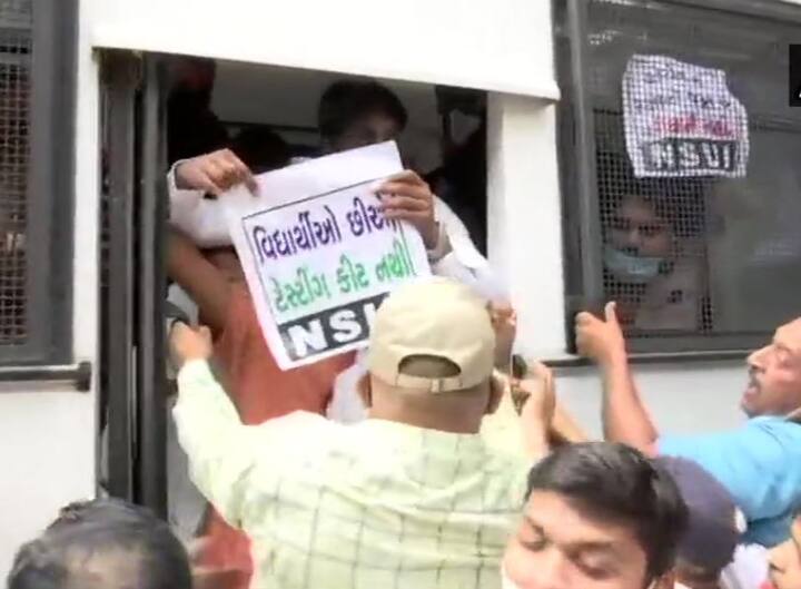 अहमदाबाद में भारी संख्या में एनएसयूआई के कार्यकर्ताओं को हिरासत में ले लिया गया. 