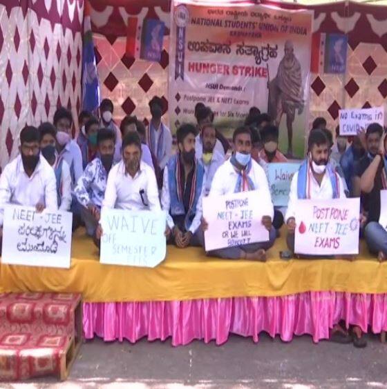 बेंगलुरु में भी नेशनल स्टूडेंट्स यूनियन ऑफ इंडिया के कार्यकर्ताओं ने जेईई मेंस और नीट का एग्जाम कराने के फैसले के खिलाफ प्रदर्शन किया.