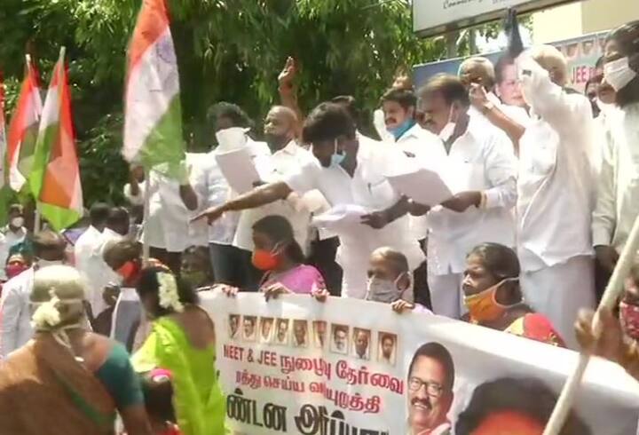 कांग्रेस कार्यकर्ताओं ने चेन्नई में केंद्र सरकार के नीट और जेईई एग्जाम कराने के फैसले के खिलाफ प्रदर्शन किया.
