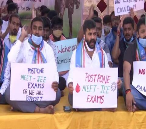 कांग्रेस का NEET और JEE एग्जाम के खिलाफ देशव्यापी प्रदर्शन, तस्वीरों में देखें कैसे किया विरोध कांग्रेस का NEET और JEE एग्जाम के खिलाफ देशव्यापी प्रदर्शन, तस्वीरों में देखें कैसे किया विरोध