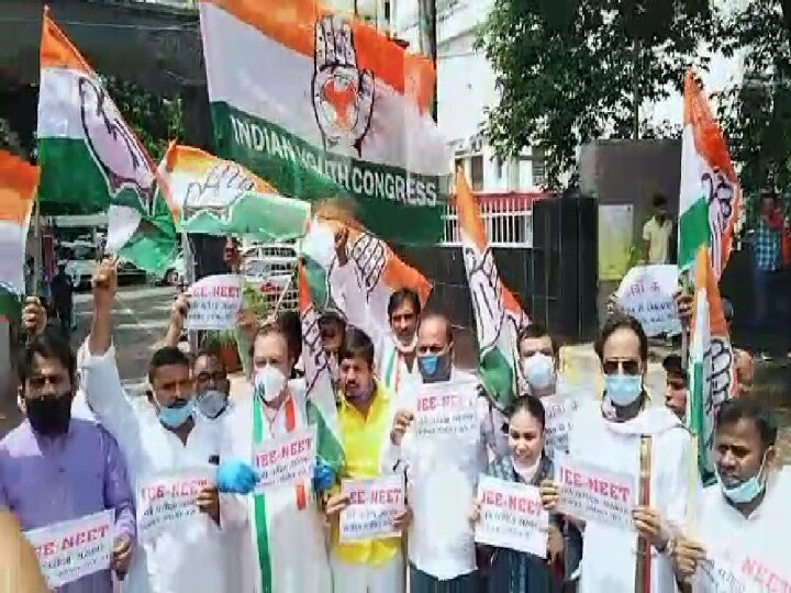 Patna: Congress workers protest to demand postponement of JEE and NEET exams ann पटना: JEE और NEET की परीक्षा स्थगित करने की मांग को लेकर कांग्रेस कार्यकर्ताओं ने किया प्रदर्शन