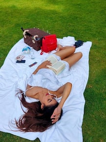 In Pics: मौनी रॉय ने खुले आसमान के नीचे कराया हॉट फोटोशूट, यहां देखिए बोल्ड तस्वीरें