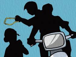 आंखों में मिर्च झोंक उड़ा ले गए पैसे, रकम सुनकर होश उड़ जाएंगे