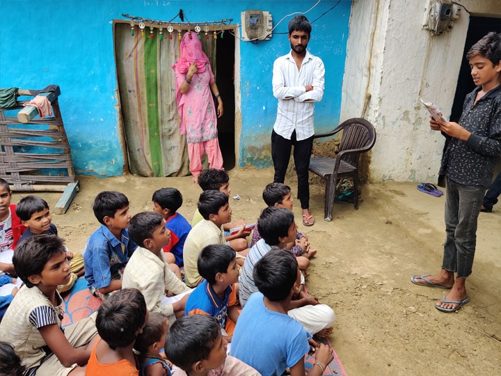 education starts in snakes agra village in agra uttar Pradesh ann आगरा के इस गांव में जहरीले नागों के साथ खेलते हैं बच्चे, अब बज रही है शिक्षा की बीन