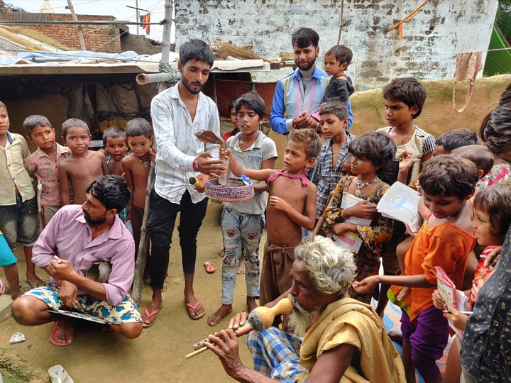 आगरा के इस गांव में जहरीले नागों के साथ खेलते हैं बच्चे, अब बज रही है शिक्षा की बीन