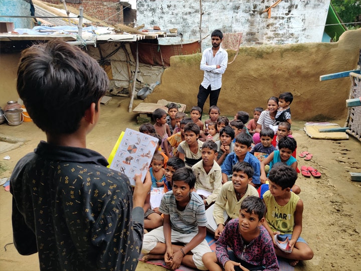 आगरा के इस गांव में जहरीले नागों के साथ खेलते हैं बच्चे, अब बज रही है शिक्षा की बीन