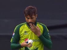 ICC नियम के बावजूद पाकिस्तान के गेंदबाज मोहम्मद आमिर ने इंग्लैंड के खिलाफ मैच में गेंद पर लगाई दो बार लार
