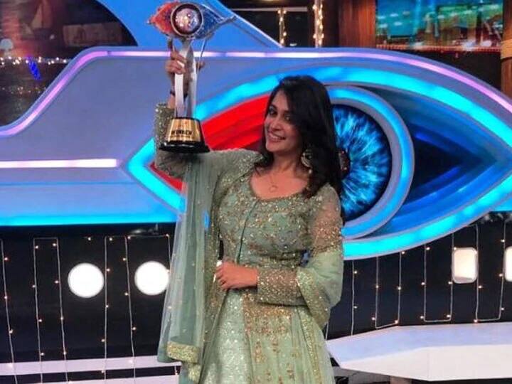बिग बॉस सीजन 12 दो चीज़ो की वजह से हिट रहा एक थे श्रीसंत और दूसरा था सुरभी का श्रीसंत को टारगेट करना. जिसकी वजह से कई लोगों ने बिग बॉस भी देखना बंद कर दिया था. लेकिन इन सब के बीच में दीपिका बहुत सुलझी हुई नजर आई और आखिर में दर्शकों ने उन्हे विनर के रुप में चुना.