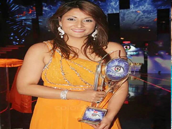 बीग बॉस सीजन 6 ऐसा तीसरा सीजन बना जहां बैक टू बैक शो की विनर एक टीवी एक्ट्रेस रही. सीजन 6 उर्वशी धोलकिया ने जीता जिन्हें उससे पहले दर्शक कसौटी ज़िंदगी कि में उनके कोमोलिका के रोल से जानते थे. उर्वशी को शो में कोई भी टफ कॉम्पटिशन नही मिला और शो की टीआरपी भी बहुत डाउन थी, लेकिन वाइल्ड कार्ड एंट्री से इमाम सिद्दीकी शो में आए और ज्यादातर लोगों ने वो सीजन उनकी एंट्री के बाद ही देखना शुरु किया. उर्वशी को हमेशा दर्शकों का स्पॉर्ट मिलता रहा और फिनाले में इमाम को रहा कर उन्होंने बिग बॉस का टाइटल जीता.