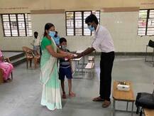 कोरोना काल में गरीब बच्चों की मदद को आगे आया एक शायर, ऑनलाइन पढ़ाई के लिए उपलब्ध करा रहा स्मार्टफोन