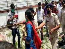 महिला स्वास्थ्य कर्मियों ने इस मांग को लेकर स्वास्थ्य मंत्री मंगल पांडेय के आवास में घुसकर किया प्रदर्शन