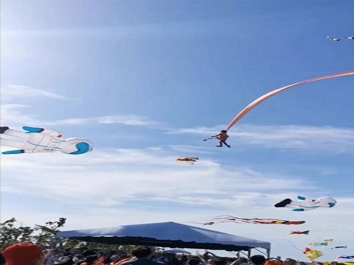 In Taiwan 3 year old girl stuck in kite tail flying 100 feet in the air ताइवान: पतंग की पूंछ में अटकी तीन साल की बच्ची, हवा में 100 फीट तक उड़ते दिखी