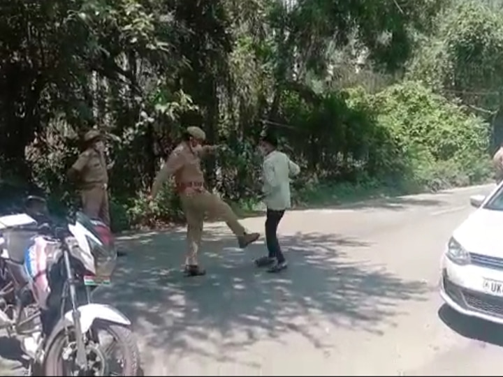 Policeman kicking young man in Pilibhit Video viral on social media ANN पीलीभीतः युवक को लात मारते पुलिसकर्मी का वीडियो वायरल, जांच के आदेश