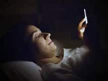 अगर आप भी सोने से पहले स्मार्टफोन का करते हैं इस्तेमाल तो हो जाएं सावधान!