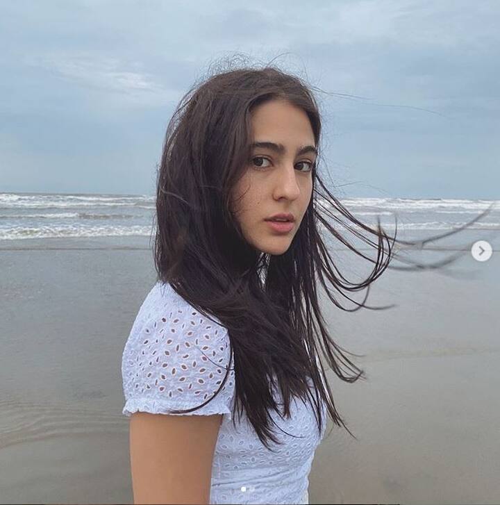 शंख और लहर की इमोजी के साथ सारा ने तस्वीरों के कैप्शन में लिखा, 