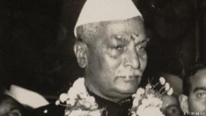 देश के पहले राष्ट्रपति डॉ. राजेंद्र प्रसाद को भी देश के सर्वोच्च नागरिक सम्मान से नवाजा गया है. उन्हें साल 1962 में भारत रत्न से सम्मानित किया गया. डॉ. प्रसाद ने राष्ट्रपति के तौर पर सबसे लंबे समय तक देश की सेवा की. वे साल 1950 से लेकर साल 1962 तक देश के राष्ट्रपति रहे. वे देश की संविधान सभा के अध्यक्ष भी थे.