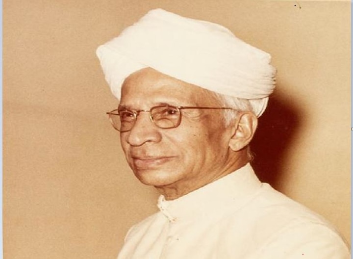 देश के पहले उपराष्ट्रपति और और दूसरे राष्ट्रपति डॉ. सर्वपल्ली राधाकृष्णन को साल 1954 में देश के सर्वोच्च सम्मान से सम्मानित किया गया था. डॉ. राधाकृष्णन 1952 से 1962 तक उपराष्ट्रपति और 1962 से 1967 तक भारत के राष्ट्रपति रहे. सर्वपल्ली राधाकृष्णन एक बेहतरीन शिक्षक और जाने माने शिक्षाविद थे. उनकी जयंति को शिक्षक दिवस के रूप में भी मनाया जाता है.