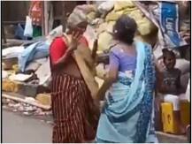 दो बुजुर्ग महिलाओं ने बीच सड़क पर किया हेलन के गाने पर धांसू डांस, वायरल हो रहा Video