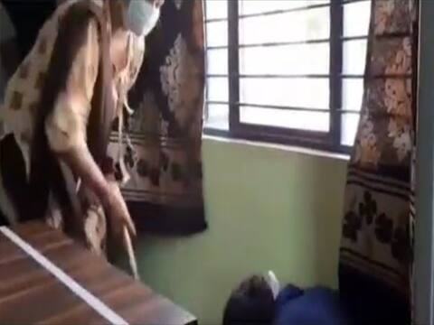 बागपत की बेरहम महिला टीचर का Video Viral, डंडे से की छात्रों की पिटाई बागपत की बेरहम महिला टीचर का Video Viral, डंडे से की छात्रों की पिटाई