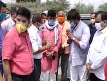 हाथ जोड़कर खड़े हुए सांसद रविकिशन, इंजीनियरों को काम में तेजी लाने का देना पड़ा वचन