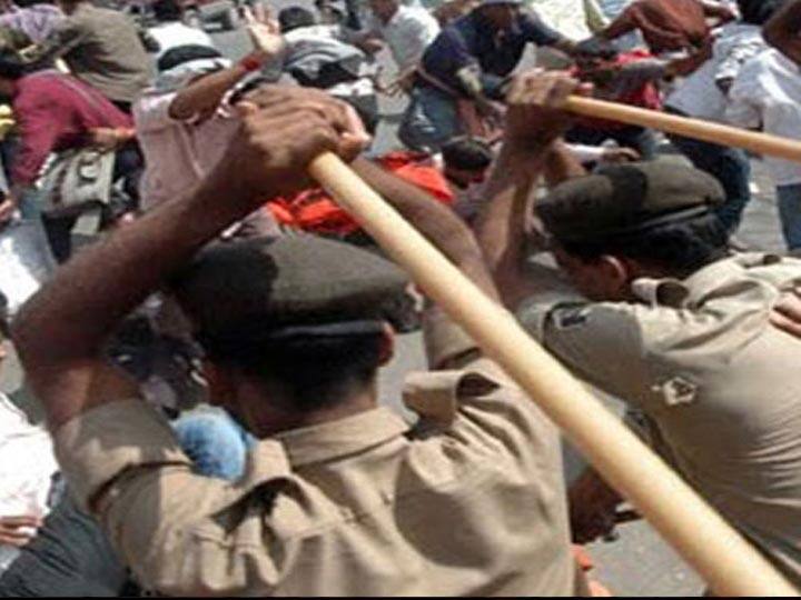 Controversy over land development bank election in sonbhadra ann सोनभद्र: भूमि विकास बैंक के अध्यक्ष पद के चुनाव में विवाद, पुलिस ने बीजेपी कार्यकर्ताओं पर किया लाठीचार्ज