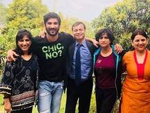 पहली बार साथ दिखाई दीं सुशांत सिंह की तीनों बहनें, दिल्ली में वकील विकास से की मुलाकात