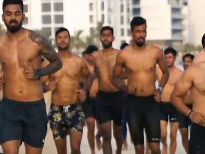 Kings XI Punjab team fun over beach, video went viral IPL 2020: किंग्स इलेवन पंजाब के खिलाड़ियों ने बीच पर की मस्ती, देखें वीडियो