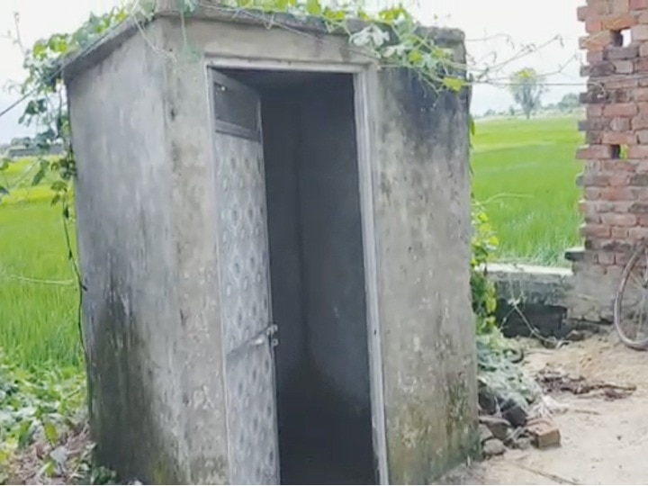 In Siddharthnagar, the village head and secretary raided the rights of the villagers ANN सिद्धार्थनगर में ग्राम प्रधान और सेक्रेटरी ने डाला ग्रामीणों के हक पर डाका, स्वच्छ भारत अभियान के तहत शौचालय निर्माण में हुई हेर फेर