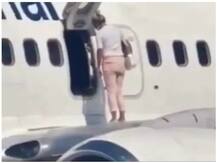 Viral Video: प्लेन के अंदर महिला को लगी गर्मी तो विंग पर चढ़कर टहलने लगी, देखें वीडियो