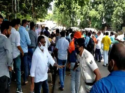 बिहार: समान काम, समान वेतन की मांग को लेकर प्रदर्शन कर रहे गेस्ट प्रोफेसरों पर पुलिस ने किया लाठीचार्ज बिहार: समान काम, समान वेतन की मांग को लेकर प्रदर्शन कर रहे गेस्ट प्रोफेसरों पर पुलिस ने किया लाठीचार्ज