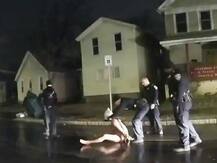 अमेरिका: पुलिस के अश्वेत व्यक्ति के मुंह को ढकने के बाद दम घुटने से हुई मौत