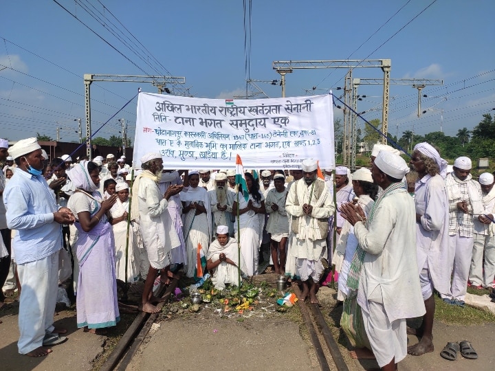 tana bhagat movement: rajdhani express standing at daltonganj station झारखंड: ‘टाना भगतों’ ने टोरी में रेल ट्रैक जाम किया, 70 से अधिक मालगाड़ियां और राजधानी ट्रेन फंसी