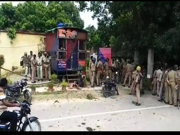UP: Case filed against 102 people in stone pelting case in police post in Ballia यूपी: बलिया में पुलिस चौकी में पथराव मामले में 102 लोगों के खिलाफ मुकदमा दर्ज